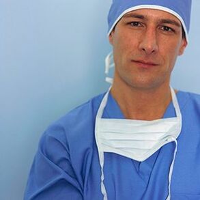 лекар, извършващ операция за уголемяване на пениса